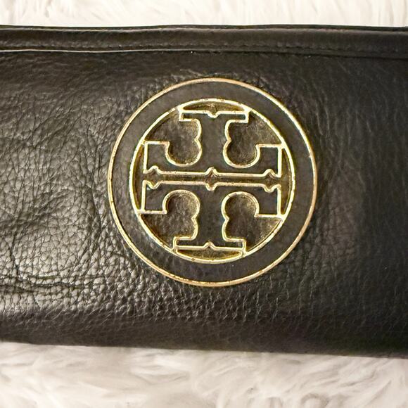 TORY BURCH | Amanda Continental Zip-around wallet Black Pebbled Leather Gold - Picture 3 of 12